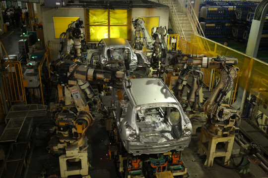 쌍용자동차 평택 공장에서 로봇이 작업을 하고 있는 모습. <쌍용자동차 제공>